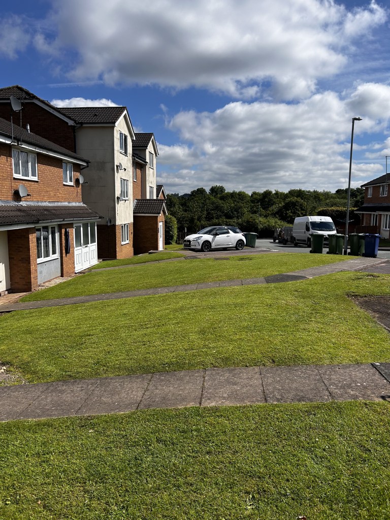 litter picking in staffordshire and the midlands by green space grounds maintenance